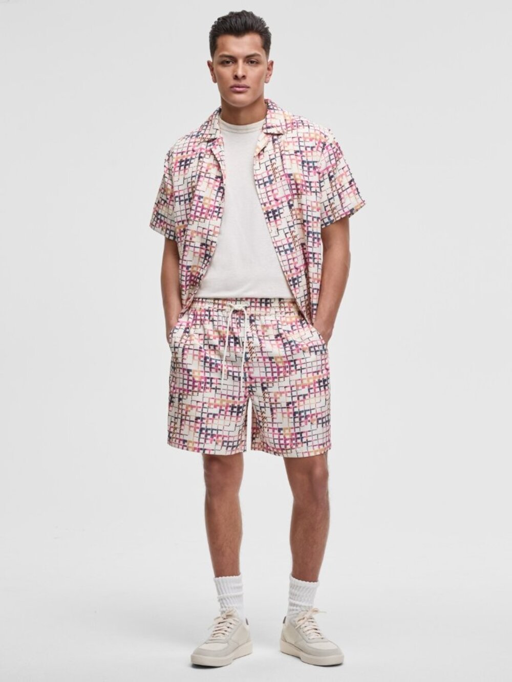 Mode of One Men's Squared up Relaxed-Fit Geo-Print 6-1/2" Shiny Twill Shorts NWT